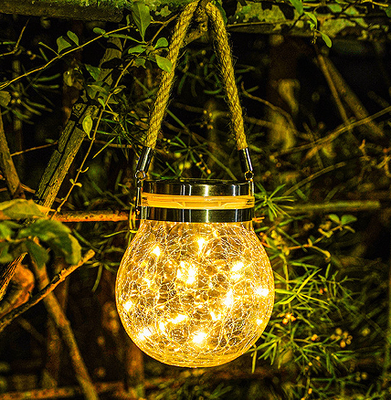 Dobrze wykorzystaj lampy zasilane energią słoneczną, aby stworzyć ciepłą i przytulną atmosferę na balkonie.