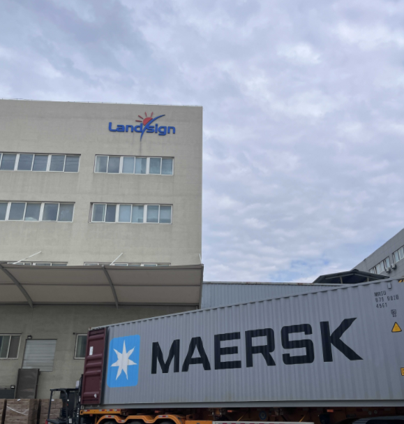 Wczesnym rankiem rozpoczyna się załadunek i wysyłka kontenera w Landsign