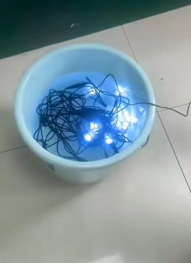 Żarówki pokładowe przechodzą testy wodoodporności zanurzone w wodzie